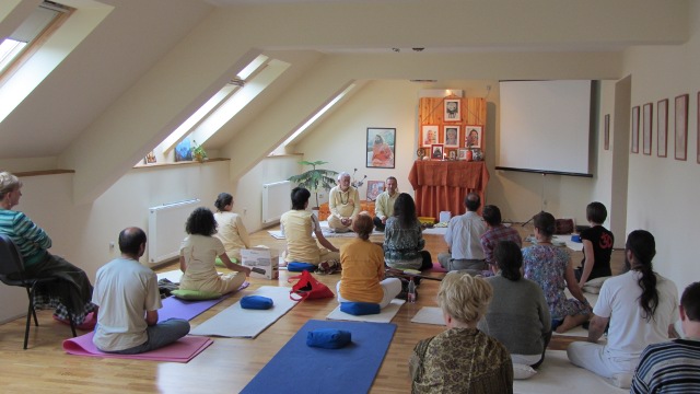 indiaielmenyekkrishnanand2012majus